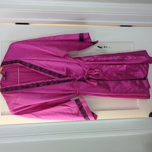Beautiful fuchsia satin short robe with black lace trim